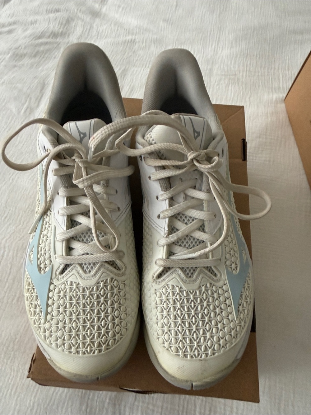 Mizuno Women's WAVE EXCEED TOUR 7 AC white and Silver Athletic Sneakers